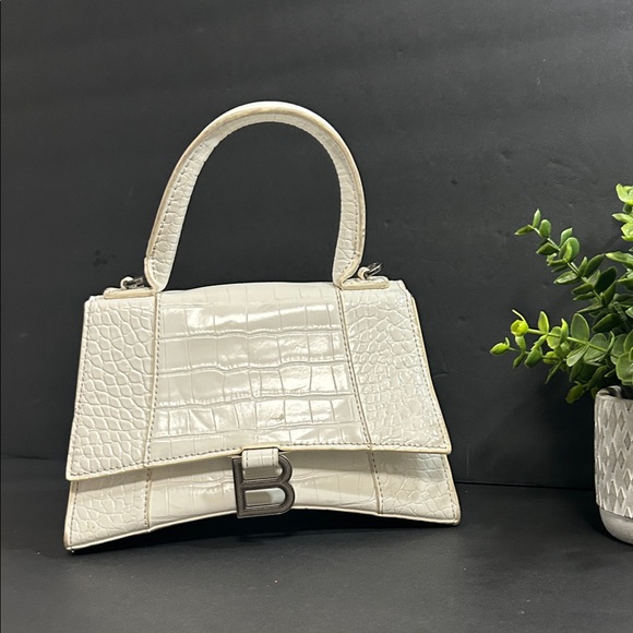 Chic White Croc-Embossed Satchel - Picture 3 of 13